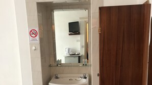 Twin Room | Bathroom sink - Gosfield House Hotel (London)