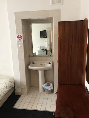 Kahden hengen huone (kaksi sänkyä) | Kylpyhuoneen pesuallas