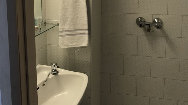Shower, towels - Gosfield House Hotel (London)