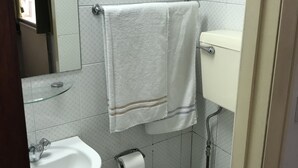 Shower, towels - Gosfield House Hotel (London)
