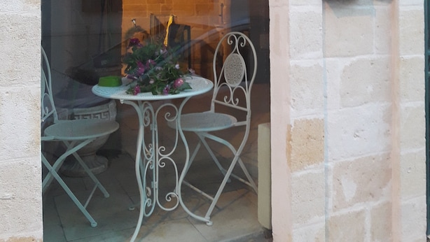 A stone building with a sign reading "Le terrazzo B&B" and a mailbox. - Le Terrazze B&B (Manduria)