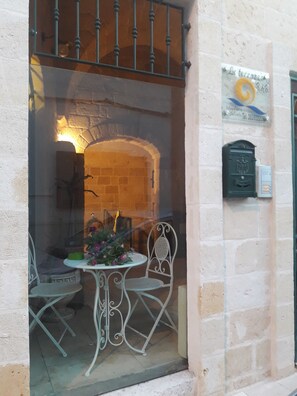 A stone building with a sign reading "Le terrazzo B&B" and a mailbox.