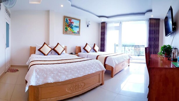 Minibar, WiFi (free), bed sheets - Europa Hotel (Xuan Huong - Da Lat)