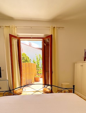 Minibar, bureau, accĂšs au Wi-Fi (inclus), literie fournie