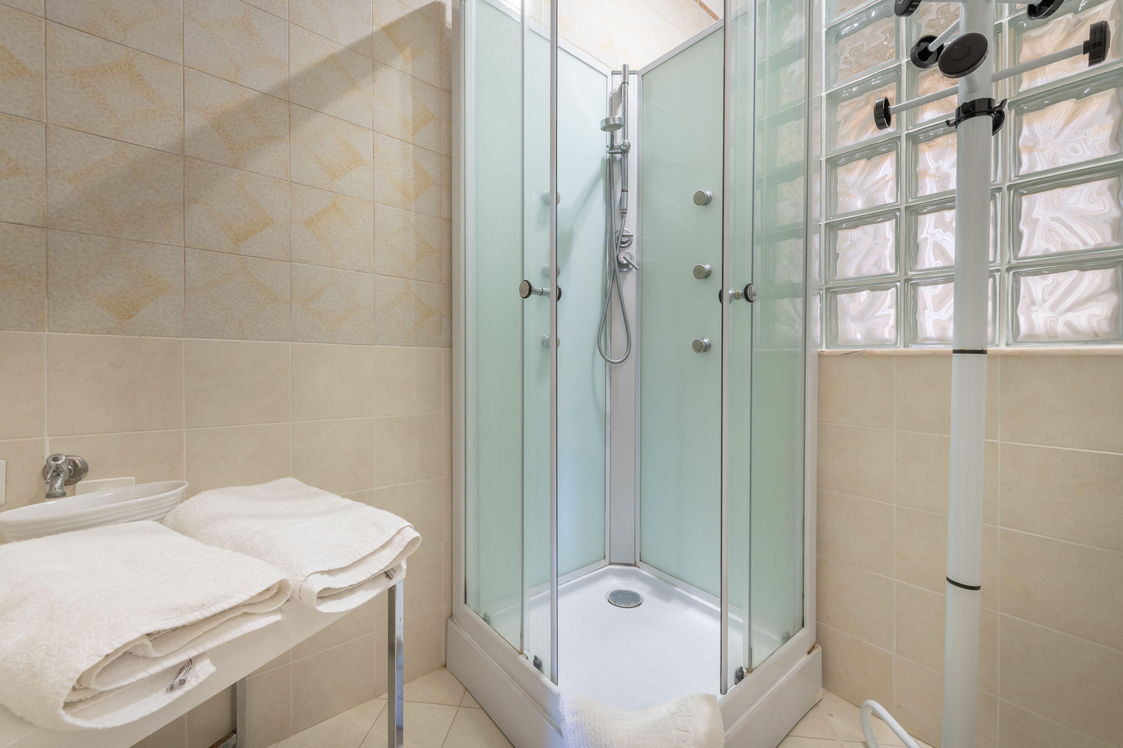 Doppia Deluxe | Bagno | Vasca da bagno a immersione totale, asciugacapelli, bidet, asciugamani