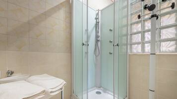 Doppia Deluxe | Bagno | Vasca da bagno a immersione totale, asciugacapelli, bidet, asciugamani