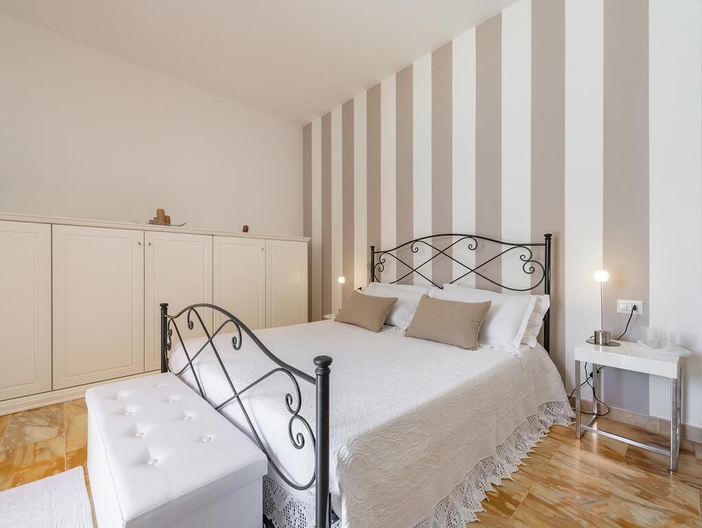 Minibar, desk, WiFi (free), bed sheets