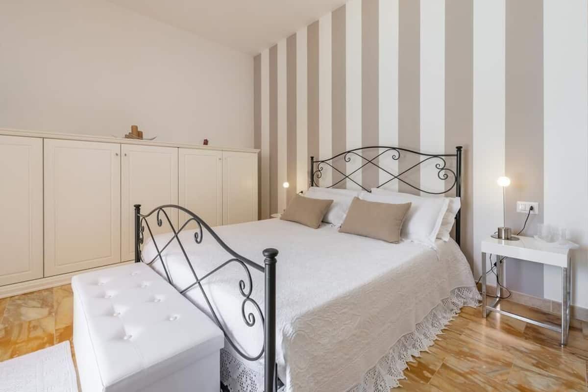 Minibar, escritorio, wifi gratis y ropa de cama 