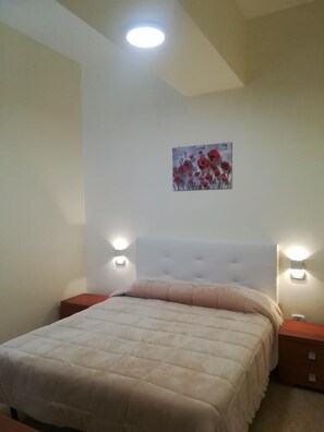 Quarto triplo | Escrivaninha, Wi-Fi de cortesia, roupa de cama