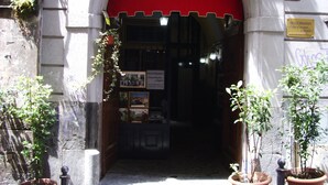 A doorway with a red sign reading "Bed and Breakfast Come d'incanto... a Napoli". - Come D'Incanto a Napoli (Naples)
