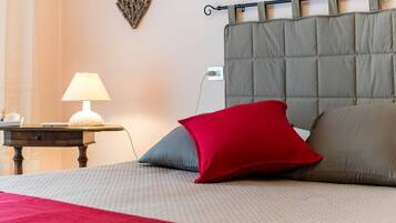 1 habitación, escritorio y ropa de cama