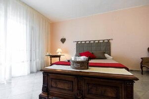 1 habitación, escritorio y ropa de cama 