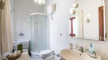 Ducha, secador de pelo, bidet, toallas