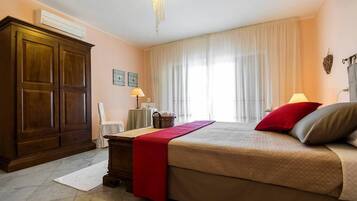 1 habitación, escritorio y ropa de cama