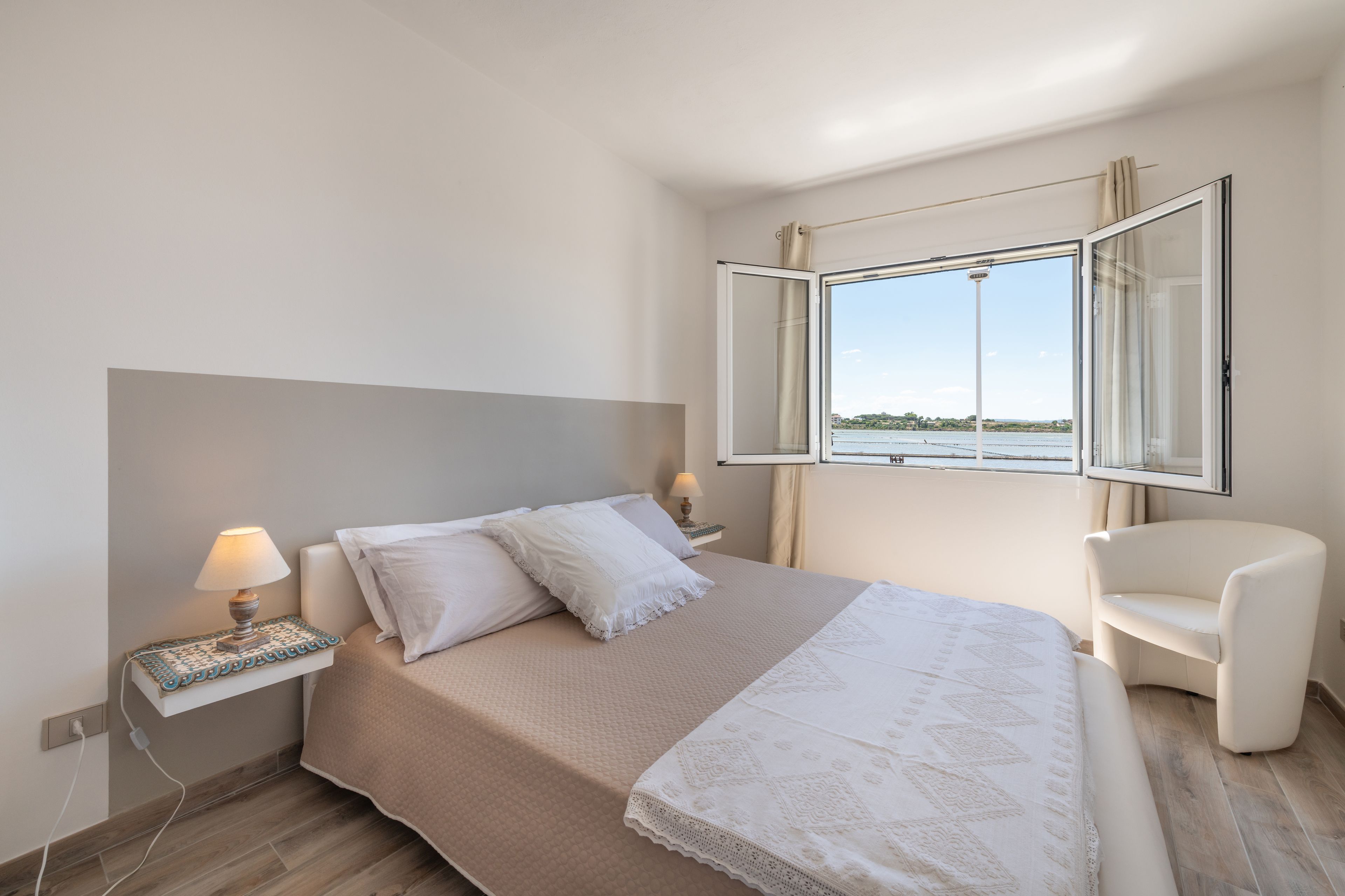 全景開放式客房, 運河景觀 | 書桌、床單