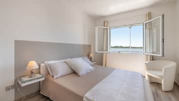 Panoramic Studio, Canal View | Desk, bed sheets