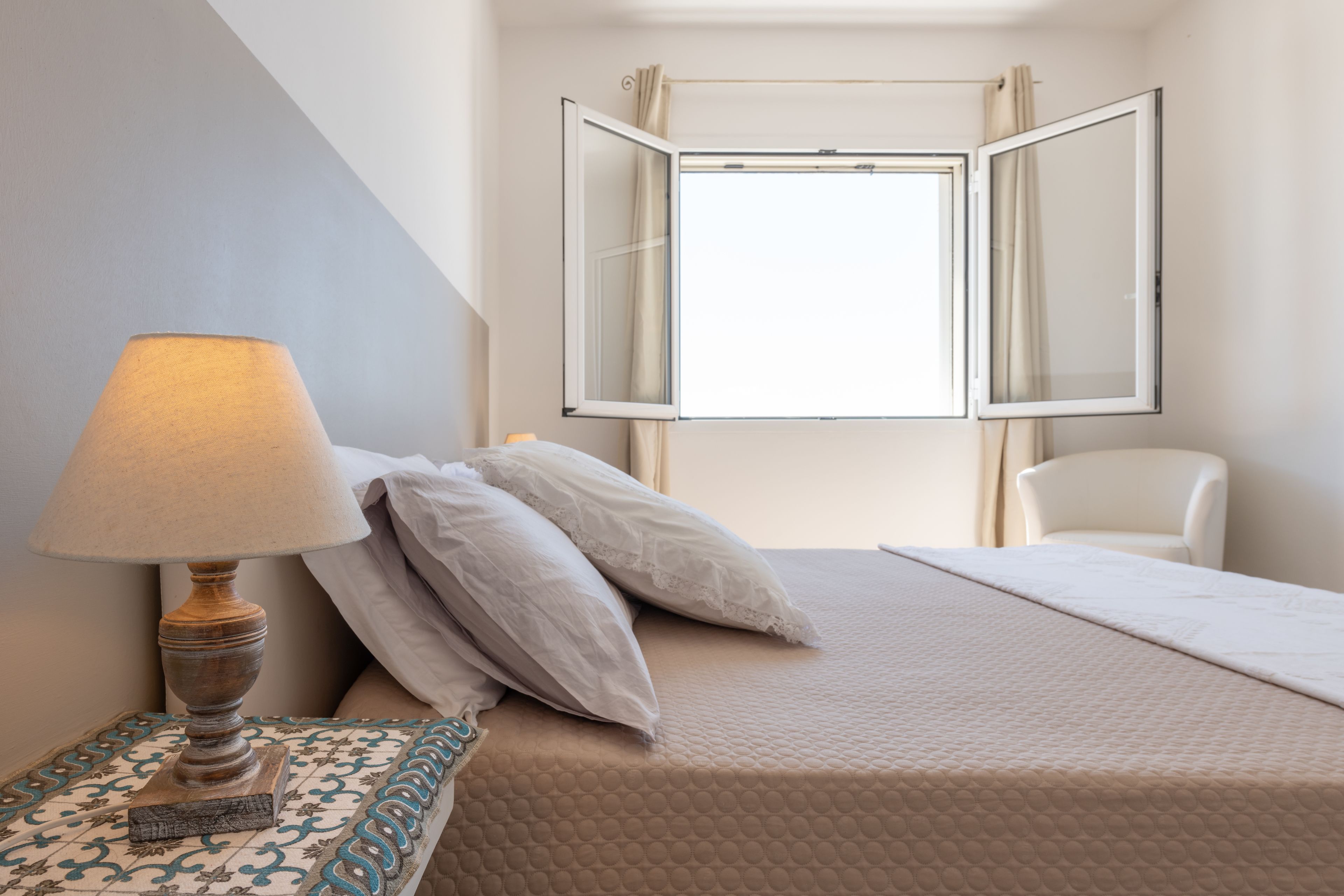 Panoraamastudio, näköala kanavalle | Työpöytä, vuodevaatteet