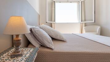 Panoraamastudio, näköala kanavalle | Työpöytä, vuodevaatteet