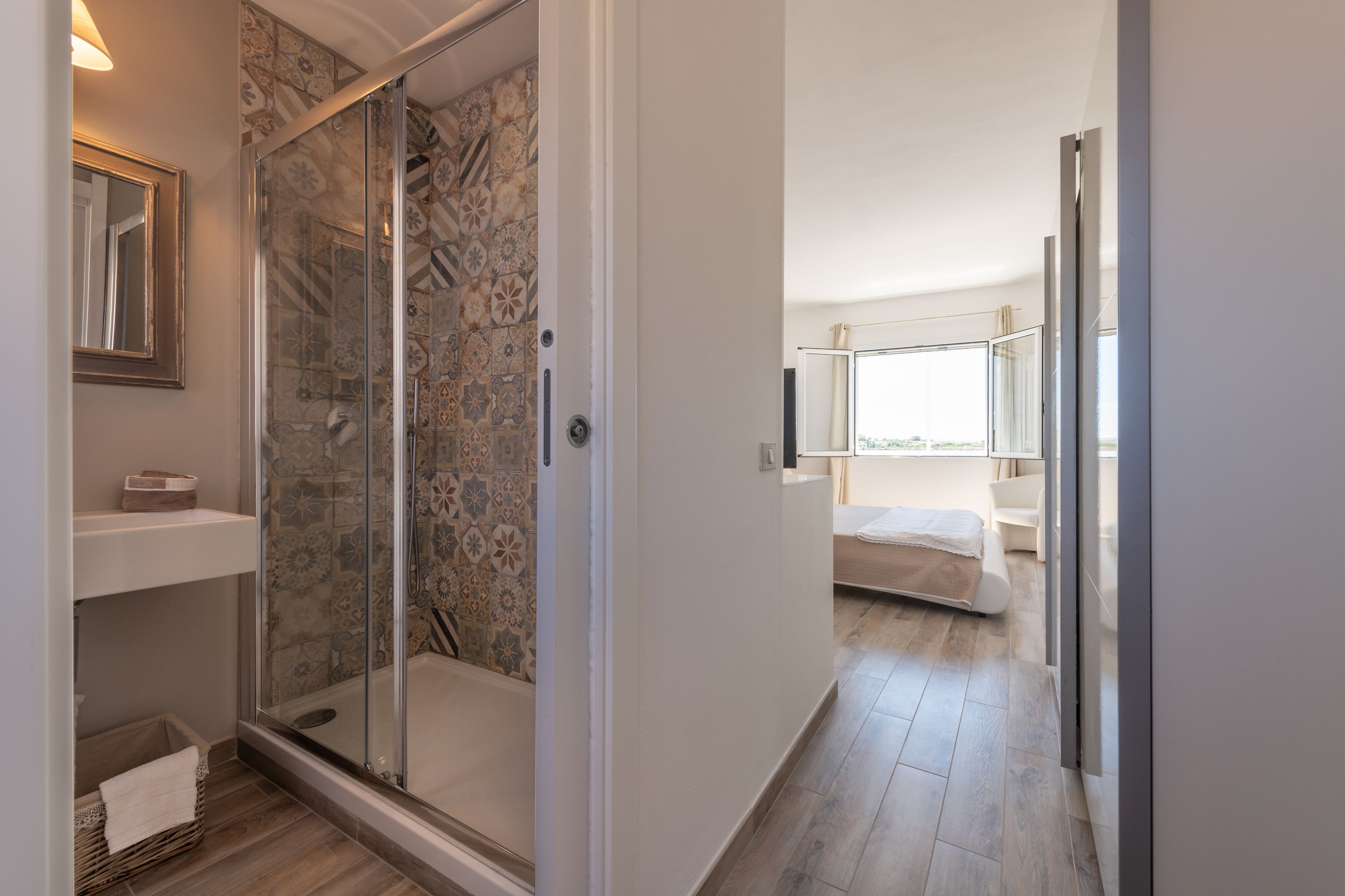 Monolocale panoramico, vista canale | Bagno | Doccia, set di cortesia gratuito, asciugacapelli, bidet