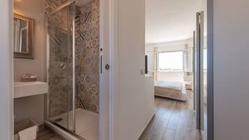 Monolocale panoramico, vista canale | Bagno | Doccia, set di cortesia gratuito, asciugacapelli, bidet