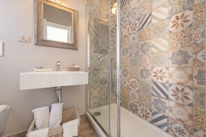 Panoramic Studio, Canal View | Bathroom | Shower, free toiletries, hair dryer, bidet - Panoramic Studio Carloforte (Carloforte)