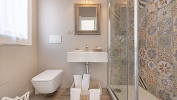 Panoramic Studio, Canal View | Bathroom | Shower, free toiletries, hair dryer, bidet