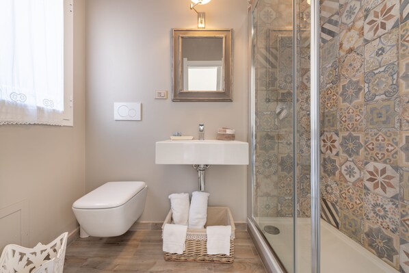 Panoramic Studio, Canal View | Bathroom | Shower, free toiletries, hair dryer, bidet - Panoramic Studio Carloforte (Carloforte)