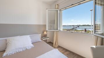 Panoramic-Studio, Kanalblick | Schreibtisch, BettwÀsche