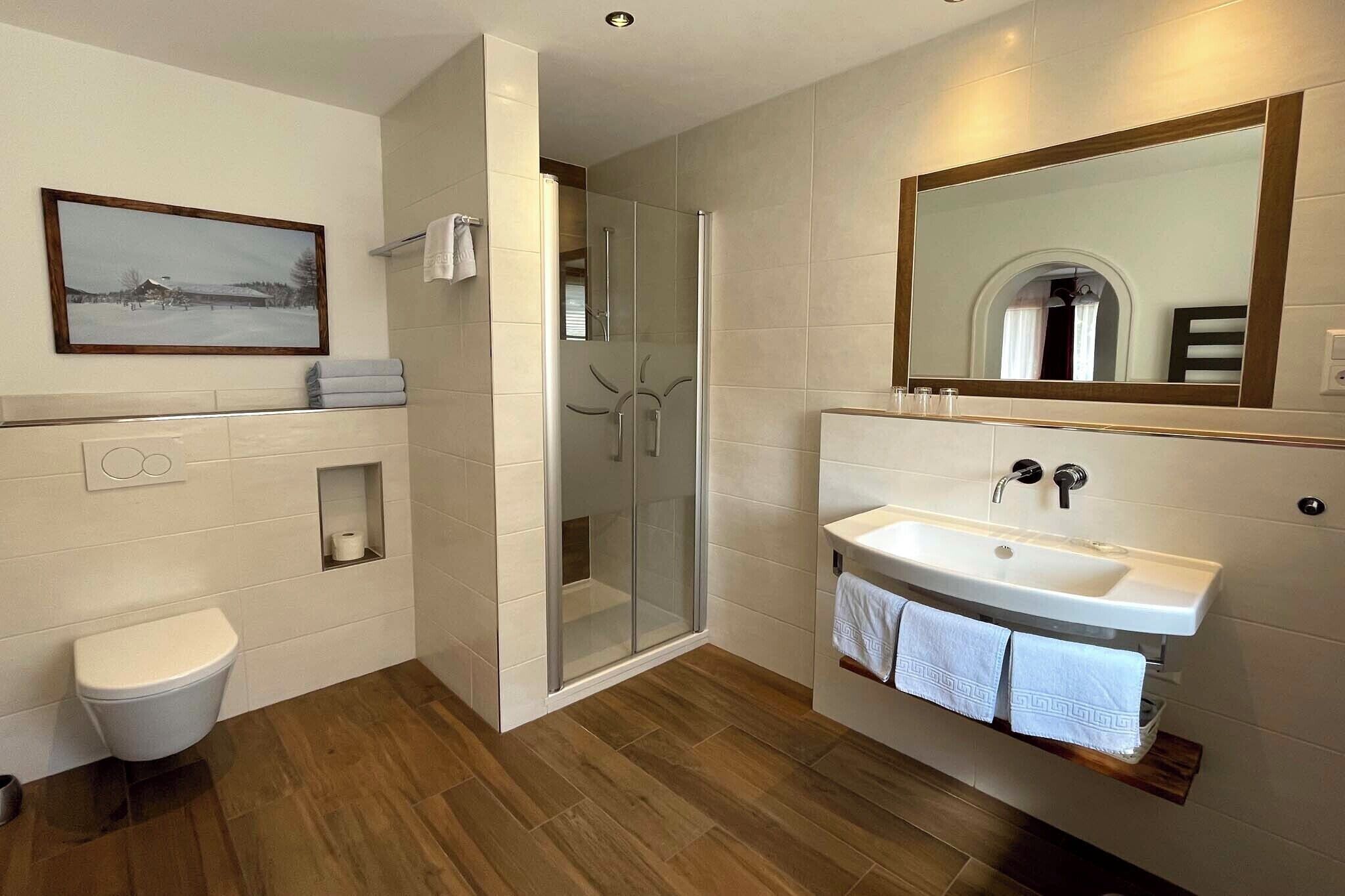 Chambre Double Confort | Salle de bain | Sèche-cheveux, serviettes fournies