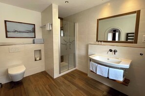 Comfort tweepersoonskamer | Badkamer | Een haardroger, handdoeken