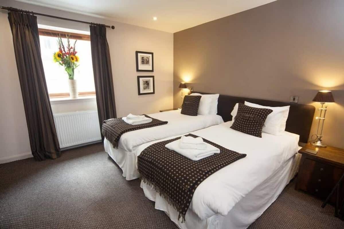 twin room | desk, iron/ironing board, free wifi, bed sheets