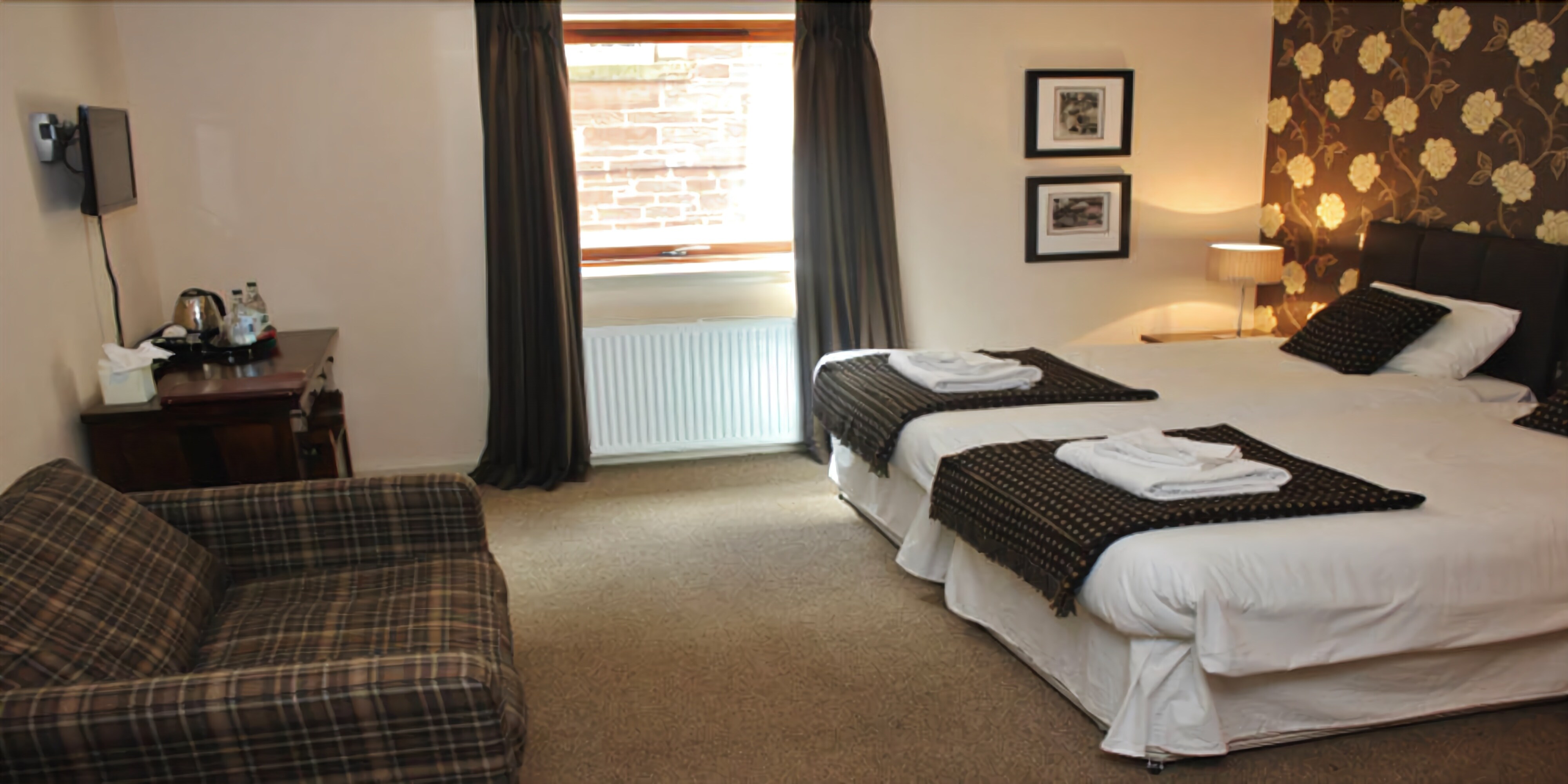 twin room | desk, iron/ironing board, free wifi, bed sheets