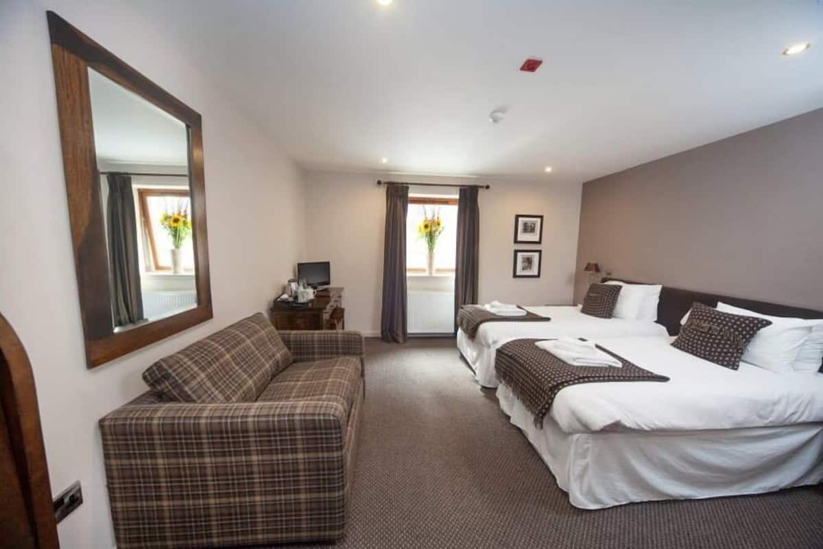 twin room | desk, iron/ironing board, free wifi, bed sheets