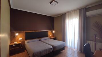 Escriptori, cortines opaques i habitacions insonoritzades