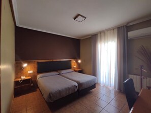 Desk, blackout drapes, soundproofing, free cribs/infant beds - Hotel Ciudad De Jódar (Jodar)