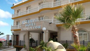 Ein Hotel mit einem Schild, auf dem 'RESTAURANTE HOTEL CIUDAD DE JODAR' steht.