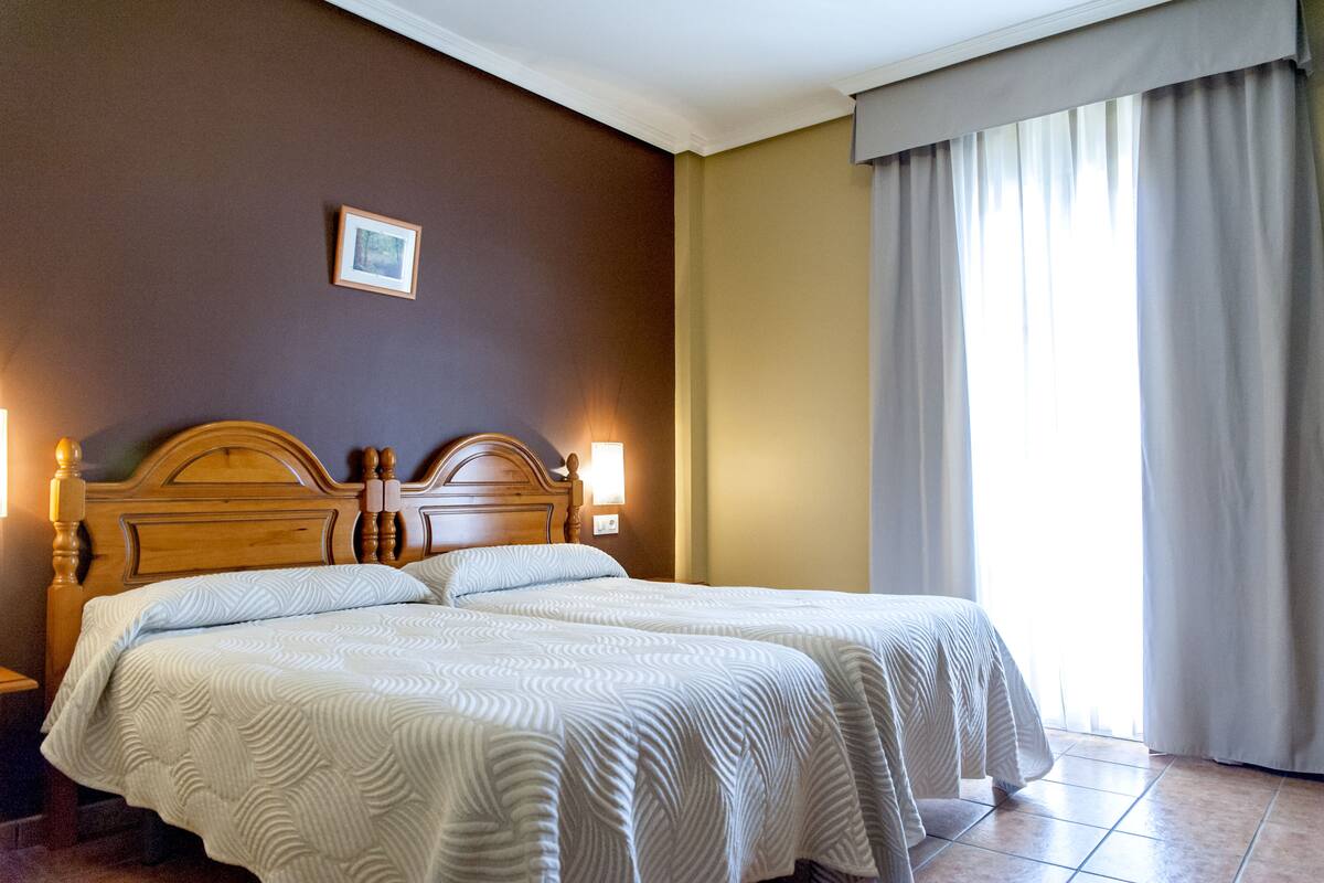 Bureau, rideaux occultants, chambres insonorisées, lits bébé (gratuits)