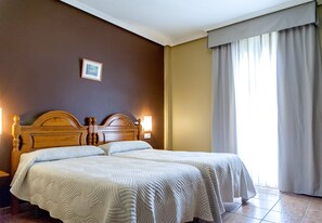 Een bureau, verduisterende gordijnen, geluiddichte muren