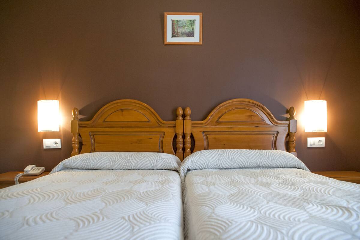 Bureau, rideaux occultants, chambres insonorisées, lits bébé (gratuits)