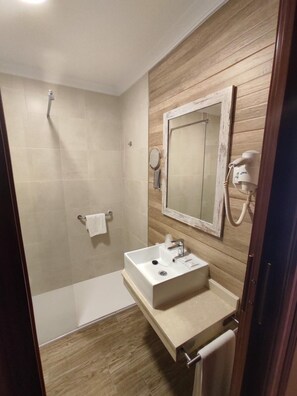 Free toiletries, hair dryer, bidet, towels - Hotel Ciudad De Jódar (Jodar)