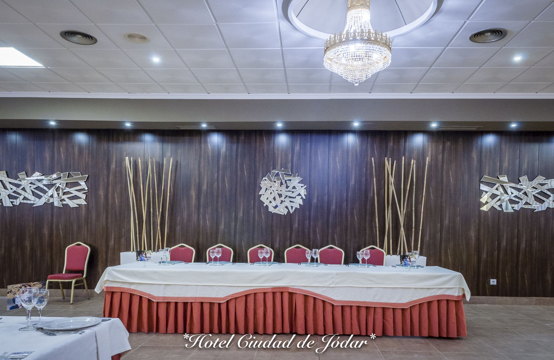 Melayani makan siang dan makan malam 