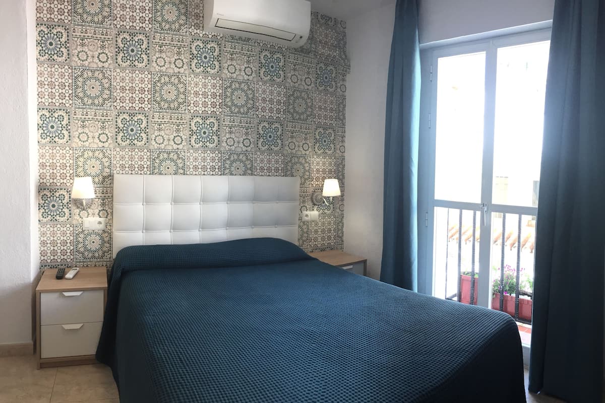Minibar, decoración personalizada, muebles diferentes y escritorio