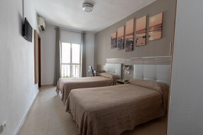 Habitación con 2 camas individuales, balcón | Minibar, decoración personalizada, muebles diferentes y escritorio 