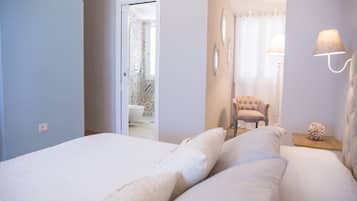 Suite superior, balcón, vista al canal | Escritorio, wifi gratis y ropa de cama