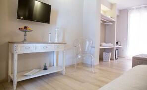 Escritorio, wifi gratis y ropa de cama 