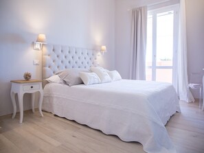 Suite superior, balcón, vista al canal | Escritorio, wifi gratis y ropa de cama 