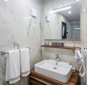 Habitación doble Deluxe | Baño | Regadera, amenidades de baño gratuitas, secadora de cabello, pantuflas 