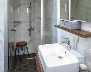 Deluxe Double Room (Bay Window) | Bathroom