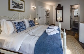 Deluxe Double Room (Bay Window) | Minibar, escritorio, tabla de planchar con plancha y wifi gratis 