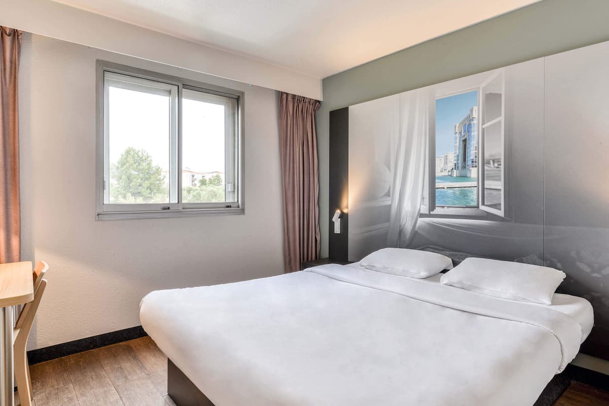 Een bureau, gratis wifi, beddengoed